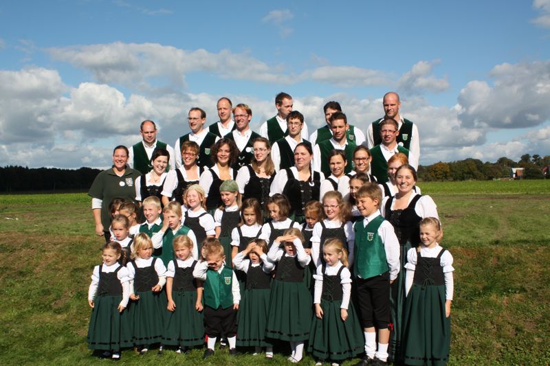 Die Jugend- und Kindertanzgruppe beim Jubiläum 2012
